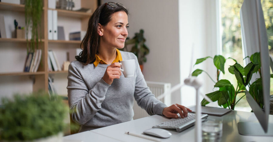 Mantenha a tela do notebook ou o monitor do computador na altura dos olhos para manter a boa postura. Reprodução: Internet
